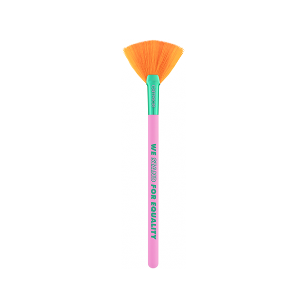 Catrice Cosmetics Who I Am Highlighter Brush четка за хайлайтър за жени | monna.bg